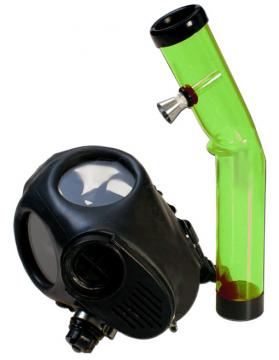 Schwarze Gasmaske mit grüner Bong